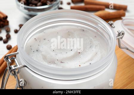 Körperpeeling im Glasbecher auf dem Tisch, Nahaufnahme Stockfoto