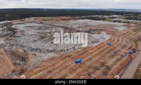 Große Mülldeponie in der Nähe der Metropole. Blick von der Drohne. Stockfoto