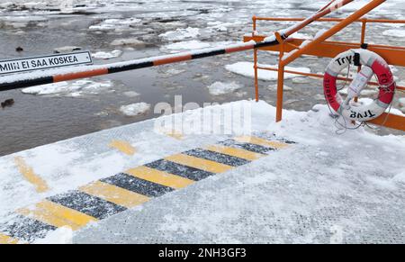 Turku, Finnland - 17. Januar 2016: Gefrorenes Deck des Stadtboots Fori, eine leicht befahrene Fähre, die seit über hundert Jahren den Fluss Aura bedient. Finni Stockfoto