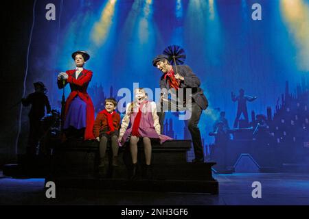 l-r: Laura Michelle Kelly (Mary Poppins), Harry Stott (Michael Banks), Charlotte Spencer (Jane Banks), Gavin Lee (Bert) in MARY POPPINS im Prince Edward Theatre, London W1 15/12/2004 ursprüngliche Musik und Texte: Richard M. Sherman & Robert B. Sherman neue Musik & Texte: George Stiles & Anthony Drewe Buch: Julian Fellowes Design: Bob Crowley Beleuchtung: Howard Harrison Choreographie: Matthew Bourne & Stephen Mear Regisseure: Matthew Bourne & Richard Eyre Stockfoto