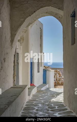 Charakteristische Bogenpassage im Dorf Chorio, Kimolos Stockfoto