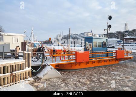 Turku, Finnland - 22. Januar 2016: Passagiere nehmen das Stadtboot Fori, eine Fähre mit leichtem Verkehr, die seit über hundert Jahren den Fluss Aura bedient Stockfoto