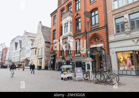 Flensburg, Deutschland - 9. Februar 2017: Gewöhnliche Menschen gehen die Grosse Straße, eine zentrale Einkaufsstraße in Flensburg Stockfoto