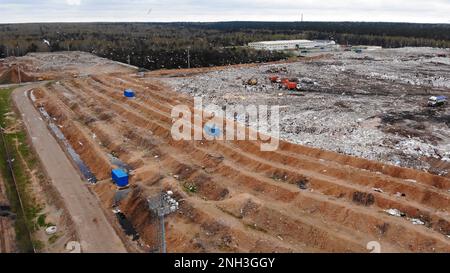 Große Mülldeponie in der Nähe der Metropole. Blick von der Drohne. Stockfoto