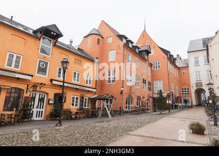 Flensburg, Deutschland - 10. Februar 2017: Blick auf die Altstadt von Flensburg mit dem Eingang zur Alten Senfmühle Stockfoto