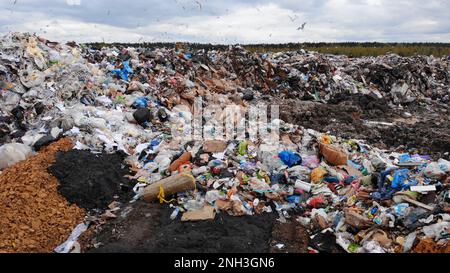 Große Mülldeponie in der Nähe der Metropole. Blick von der Drohne. Stockfoto