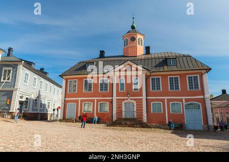 Porvoo, Finnland - 7. Mai 2016: Normale Menschen stehen auf der Straße vor dem Rathaus von Porvoo Stockfoto