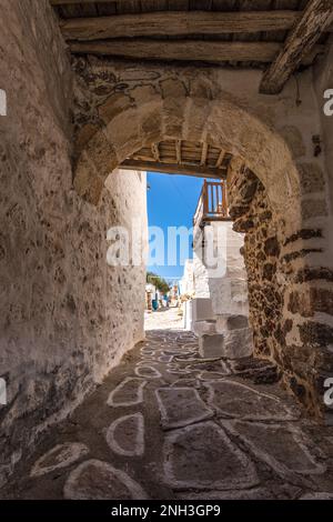 Charakteristische Bogenpassage im Dorf Chorio, Kimolos Stockfoto