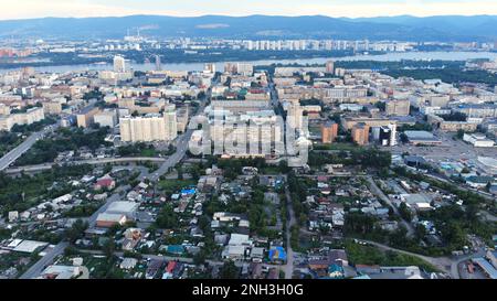 Krasnojarsk-Stadt aus der Vogelperspektive vom Karaulnaya-Berg. Stockfoto