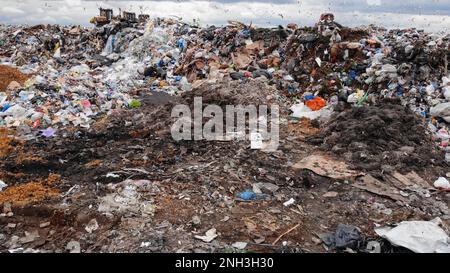 Große Mülldeponie in der Nähe der Metropole. Blick von der Drohne. Stockfoto