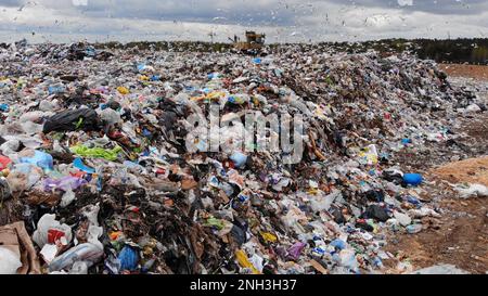 Große Mülldeponie in der Nähe der Metropole. Blick von der Drohne. Stockfoto