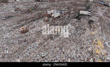Große Mülldeponie in der Nähe der Metropole. Blick von der Drohne. Stockfoto