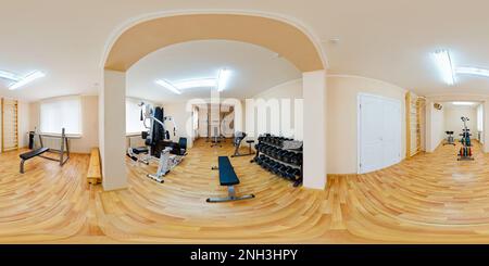 360 Grad Panorama Ansicht von Panorama im Innenraum des Fitnessstudios mit Trainingsgeräten. Vollständiges 360 x 180 Grad nahtloses sphärisches Panorama in rechteckiger Projektion. ,