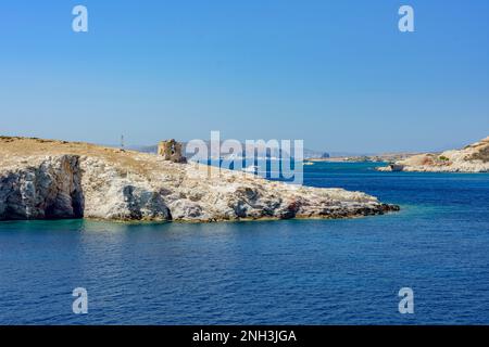 Die farbenfrohen Klippen der Insel Kimolos, Griechenland Stockfoto