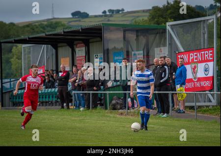 Trelewis, Wales, 30. Juli 2021. Das Spiel der Ardal South West League zwischen Treharris Athletic Western und Ton Pentre Stockfoto