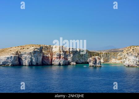 Die farbenfrohen Klippen der Insel Kimolos, Griechenland Stockfoto