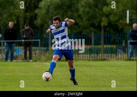 Trelewis, Wales, 30. Juli 2021. Das Spiel der Ardal South West League zwischen Treharris Athletic Western und Ton Pentre Stockfoto