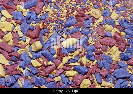 Zufällig angeordnete Fragmente von Malerfarben in den Primärfarben verschiedener Größen Stockfoto