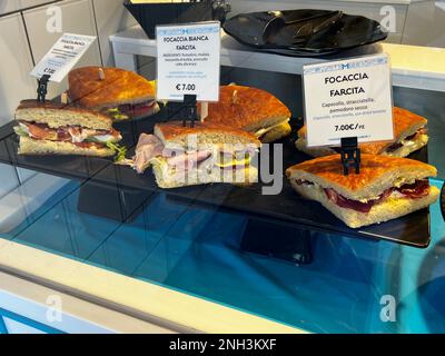 Focaccia-Sandwiches werden in einem Restaurant in Polignano a Mare, Apulien, Italien, serviert. Stockfoto