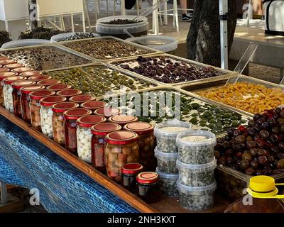 Auf einem Straßenmarkt in Polignano a Mare, Italien, werden verschiedene Olivensorten angeboten Stockfoto