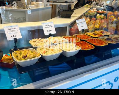 In einem Restaurant in Polignano A Mare, Apulien, Italien, wird die Mittagsauswahl von Riso Freddo Vegetariano, Riso Patate e Cozze und San Vito angezeigt. Stockfoto