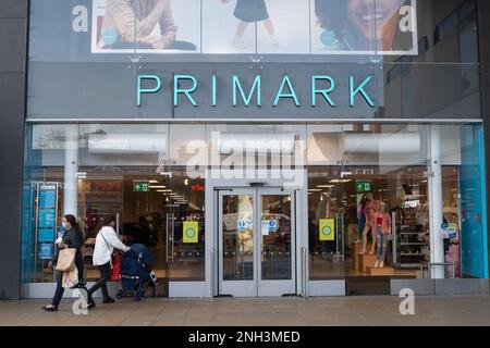 Uxbridge, London Borough of Hillingdon, Vereinigtes Königreich. 9. Februar 2023. Einkäufer auf dem Weg nach Primark im Stadtzentrum von Uxbridge. Kredit: Maureen McLean/Alamy Stockfoto