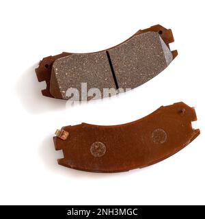 Bremsbeläge für Scheibenbremsen des Fahrzeugs auf weißem Hintergrund. Bremsbeläge zum Austausch verschlissener Bremsen. Stockfoto