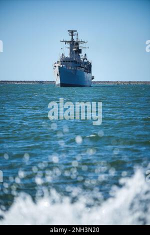 Graues modernes Kriegsschiff, das in stillem Wasser segelt. Stockfoto