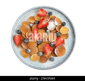 Teller mit Müsli-Pfannkuchen und Beeren isoliert auf weiß, Draufsicht Stockfoto