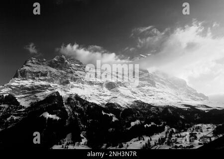 Winter Schnee-Blick auf die Nordwand des Berges Eiger Grindelwald Skigebiet; UNESCO World Heritage Site, Schweizer Alpen Jungfrau - Aletsch; Bernes Stockfoto