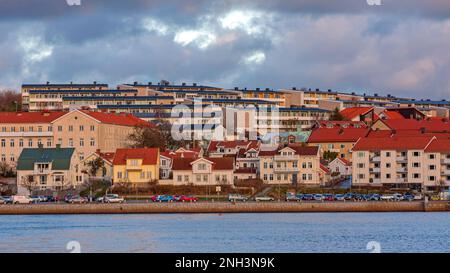 Stromstad, Schweden - 1. November 2016: Wohngebäude, Skyline der Stadt am Herbstnachmittag mit Meerblick. Stockfoto