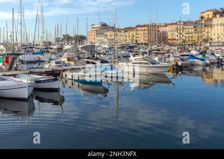 Cannes, Frankreich - 1. Februar 2016: Festmachen von Booten im Hafen von Calm Water Marina in Cannes, Frankreich. Stockfoto