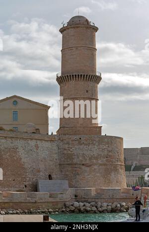 Marseille, Frankreich - 31. Januar 2016: Historische Tour du Fanal Tower am Fort Saint Jeanin Winter Day. Stockfoto