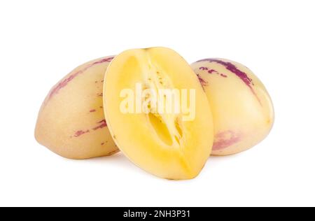 Ganze und geschnittene frische Pepino-Melonen auf weißem Hintergrund Stockfoto