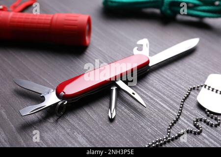 Modernes kompaktes tragbares Multifunktionswerkzeug und Zubehör auf Holztisch Stockfoto