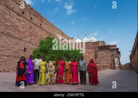 Jodhpur, Rajasthan, Indien - 19. Oktober 2019 : Rajasthani-Frauen in bunten indischen Saris, die das Fort Mehrangarh besuchen. UNESCO-Weltkulturerbe. Stockfoto