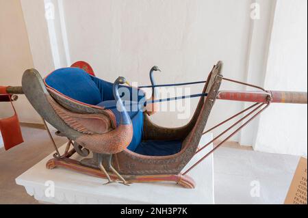 Jodhpur, Rajasthan, Indien - 19. Oktober 2019 : Tanzam, ein dekorierter Palanquin mit Pfauenskulptur, Sedanstuhl oder palki für Maharajas. Stockfoto