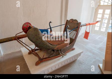 Jodhpur, Rajasthan, Indien - 19. Oktober 2019 : Tanzam, ein dekorierter Palanquin mit Pfauenskulptur, Sedanstuhl oder palki für Maharajas. Stockfoto