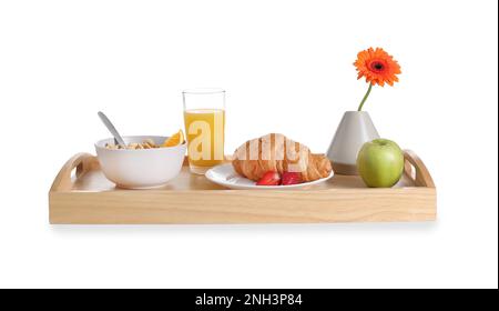 Holzteller mit köstlichem Frühstück und wunderschöner Blume auf weißem Hintergrund Stockfoto