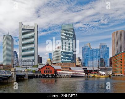 Fort Point Channel: Federal Reserve Bank, Boston Tea Party Ships & Museum, Atlantic Wharf, InterContinental Boston, Independence Wharf. Stockfoto