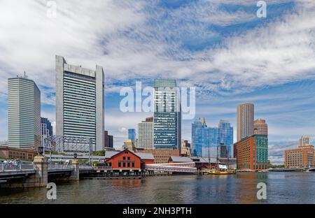 Fort Point Channel: Federal Reserve Bank, Boston Tea Party Museum, Atlantic Wharf, InterContinental Boston, Independence Wharf, Coast Guard Building. Stockfoto