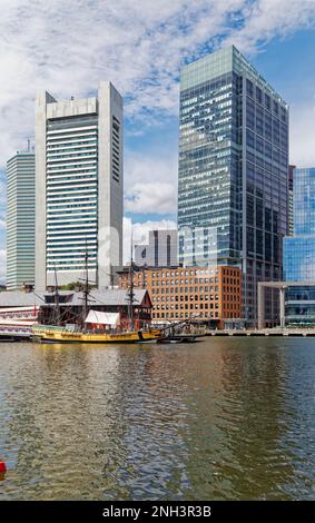 Fort Point Channel: Federal Reserve Bank, Boston Tea Party Ships & Museum, Atlantic Wharf. Stockfoto