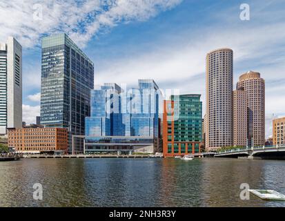 Fort Point Channel: Atlantic Wharf, InterContinental Boston, Independence Wharf, International Place, Evelyn Moakley Bridge. Stockfoto