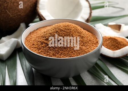 Natürlicher Kokoszucker in der Schüssel auf dem Tisch Stockfoto