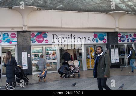 Uxbridge, London Borough of Hillingdon, Vereinigtes Königreich. 9. Februar 2023. Einkäufer vor dem Pavilions Shopping Centre im Uxbridge Town Centre, das heute voll war. Kredit: Maureen McLean/Alamy Stockfoto