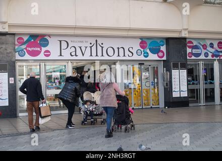 Uxbridge, London Borough of Hillingdon, Vereinigtes Königreich. 9. Februar 2023. Einkäufer vor dem Pavilions Shopping Centre im Uxbridge Town Centre, das heute voll war. Kredit: Maureen McLean/Alamy Stockfoto