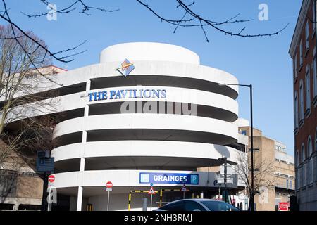 Uxbridge, London Borough of Hillingdon, Vereinigtes Königreich. 9. Februar 2023. Der Pavilions-Parkplatz im Stadtzentrum von Uxbridge, der heute voll war. Kredit: Maureen McLean/Alamy Stockfoto