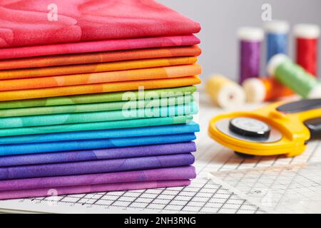 Bunte Stoffe, Zubehör zum Nähen und Steppen Stockfoto