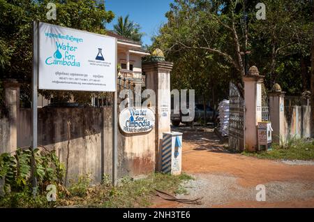 Der Eingang zu den Büros, dem Labor und der Werkstatt der nichtstaatlichen Wohltätigkeitsorganisation Water for Cambodia in Siem Reap, Kambodscha. Stockfoto