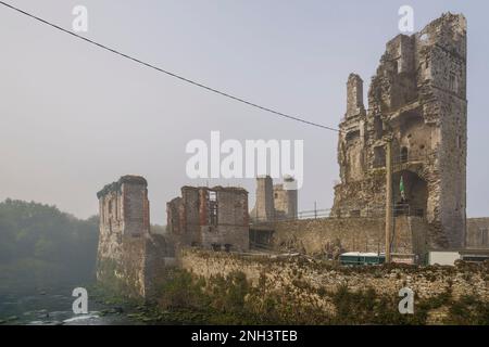 Ruinen von Desmond Castle am Fluss Deel in Askeaton, CO Limerick, Irland Stockfoto